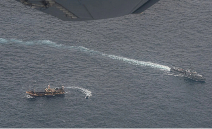 Tàu tuần tra của Hải quân Ecuador bao vây một tàu đánh cá Trung Quốc ở gần quần đảo Galapagos vào tháng Tám. Ảnh: Reuters