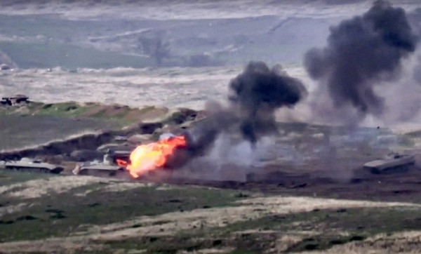 Hình ảnh xe tăng của Azerbaijan bị trúng đạn bốc cháy. Ảnh: Bộ Quốc phòng Armenia