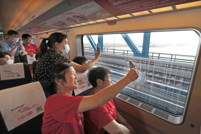Khách du lịch nội địa thích thú chụp ảnh 'tự sướng' khi được đi tuyến tàu cao tốc nối Thượng Hải-Tô Châu-Nam Thông được khai trương dịp đầu tháng tháng 7 năm 2020. Ảnh: China News Service