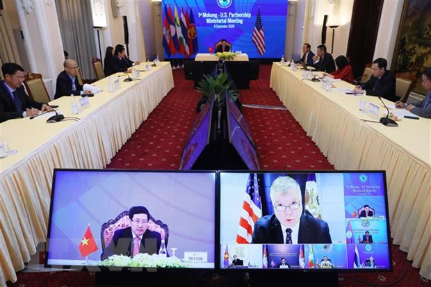 Phó Thủ tướng, Bộ trưởng Ngoại giao Việt Nam Phạm Bình Minh và Thứ trưởng Ngoại giao Mỹ Stephen Biegun phát biểu tại Hội nghị trực tuyến Bộ trưởng Quan hệ đối tác Mekong-Mỹ lần thứ nhất hôm 11/9/2020. Ảnh: VNA