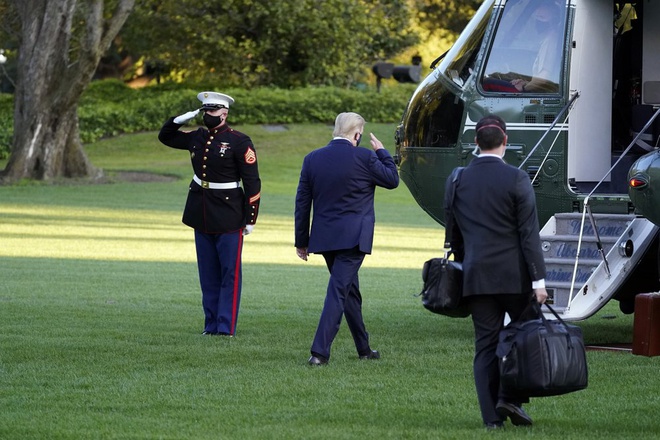 Hình ảnh Tổng thống Trump được trực thăng Marine One đưa tới Trung tâm Y tế Quân sự Quốc gia Walter Reed ở Bethesda, bang Maryland. Ảnh: Reuters