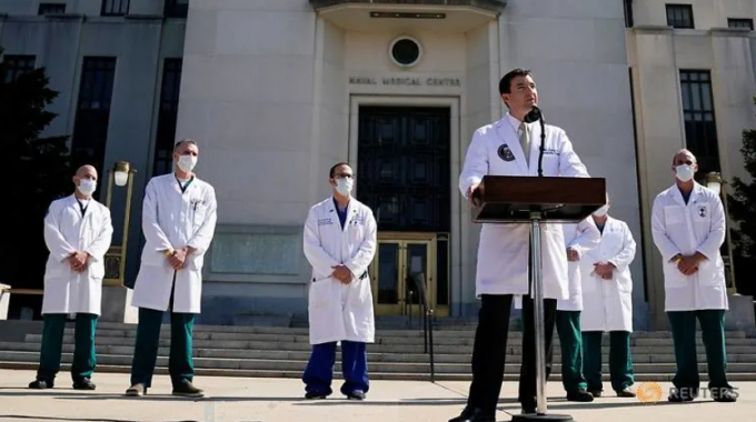Đội ngũ bác sĩ của Nhà Trắng tại buổi họp báo về sức khỏe của Tổng thống Mỹ Donald Trump tại bệnh viện quân y Walter Reed ở Bethesda, Maryland hôm 4/10. Ảnh: Reuters