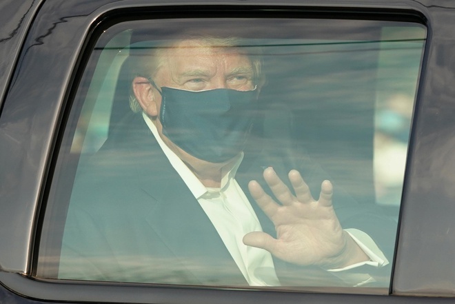 Hình ảnh ông Donald Trump ngồi trong xe hơi xuất hiện trước công chúng hôm 4/10 bị chỉ trích là quá mạo hiểm. Ảnh: Reuters
