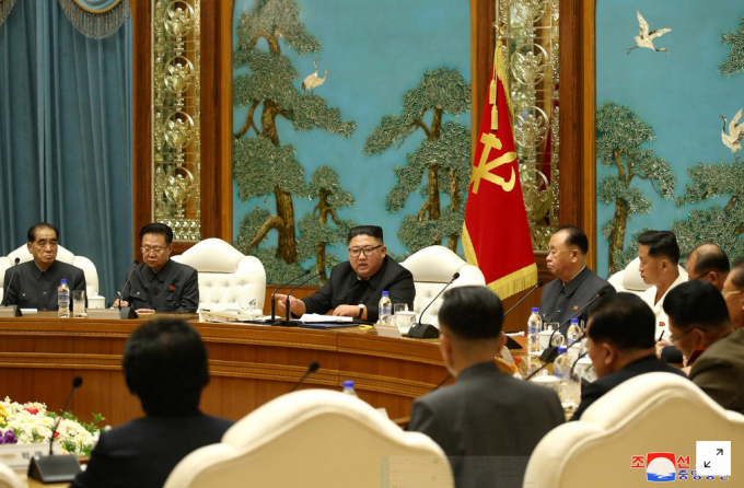 Nhà lãnh đạo Triều Tiên Kim Jong-un chủ trì cuộc họp Bộ Chính trị hôm ngày 5/10/2020. Ảnh: KCNA/Yonhap