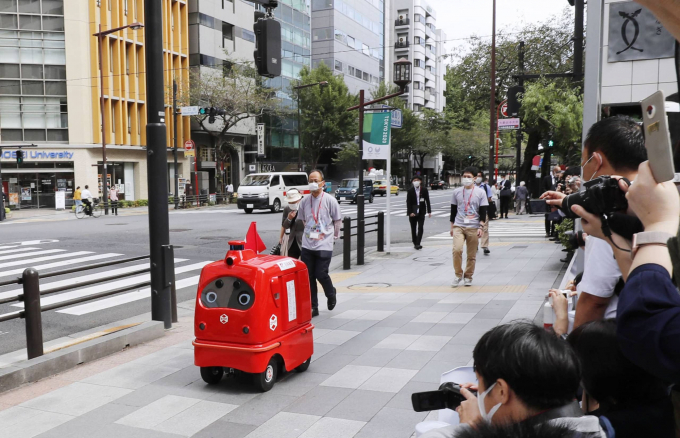 Robot vận chuyển thư tự hành DeliRo đang chạy thử trên đường phố thủ đô Tokyo. Ảnh: Kyodo