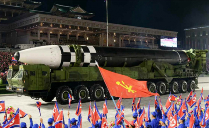 Hình ảnh lễ duyệt binh của Triều Tiên tại Quảng trường Kim Nhật Thành ở Bình Nhưỡng hôm 10/10, phô trương các tên lửa đạn đạo xuyên lục địa mới. Ảnh: Yonhap
