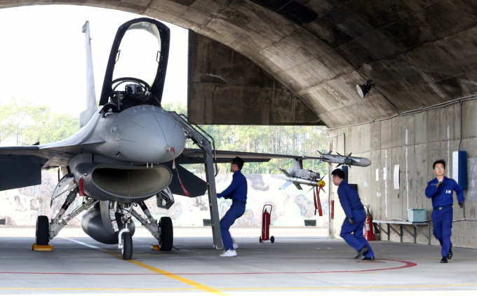 Binh sĩ Đài Loan vận hành một chiến đấu cơ F-16V do Mỹ sản xuất trong một cuộc tập trận hồi tháng 1. Ảnh: AP