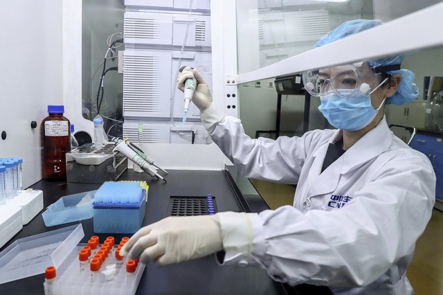 Nhân viên công ty dược phẩm Sinopharm (Trung Quốc) xét nghiệm mẫu vacxin Covid-19 tại nhà máy ở thủ đô Bắc Kinh.  Ảnh: THX