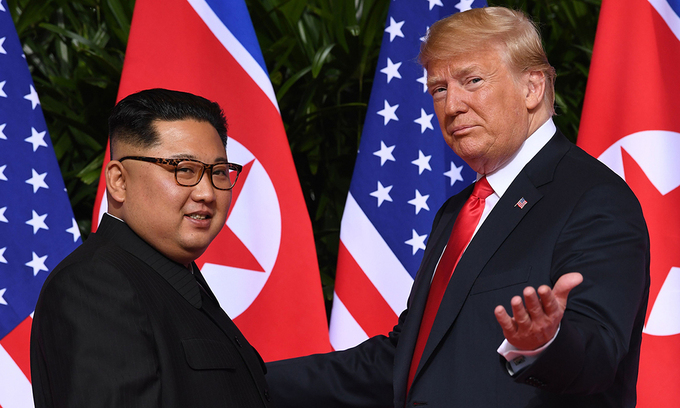 Nhà lãnh đạo Triều Tiên Kim Jong-un và Tổng thống Mỹ Donald Trump tại hội nghị thượng đỉnh lần đầu tiên tại Singapore, hồi tháng 6/2018. Ảnh: AFP
