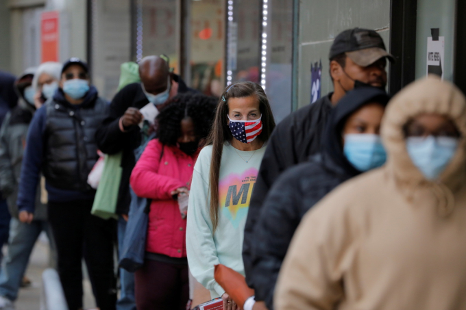 Dòng người đeo khẩu trang đề phòng coronavirus đi bỏ phiếu sớm tại quận Bronx, New York hôm 25/10. Ảnh: Agencies