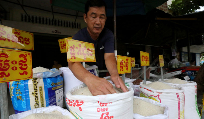 Một đại lý bán gạo ở thủ đô Phnom Penh. Ảnh: KT