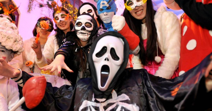 Cảnh sát cấm người dân hóa trang Halloween rùng rợn đi lang thang trên tàu điện ngầm ở Quảng Châu. Ảnh: NBCNews