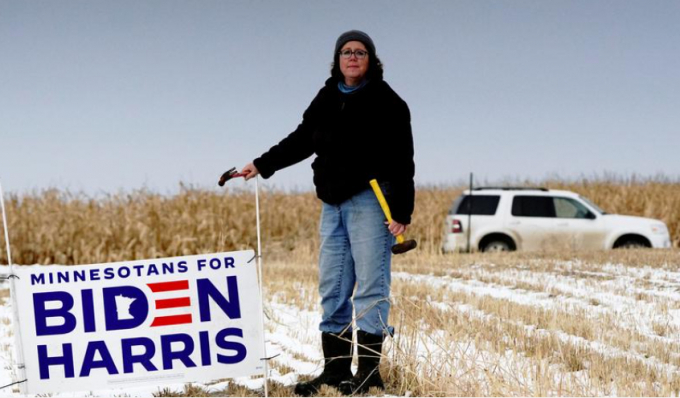 Bà Meg Stuedemann bên tấm biển ủng hộ ứng cử viên Tổng thống Mỹ đảng Dân chủ Joe Biden và Thượng nghị sĩ Kamala Harris tại trang trại ở Belle Plaine, Minnesota, hôm 24/10/2020. Ảnh: RT