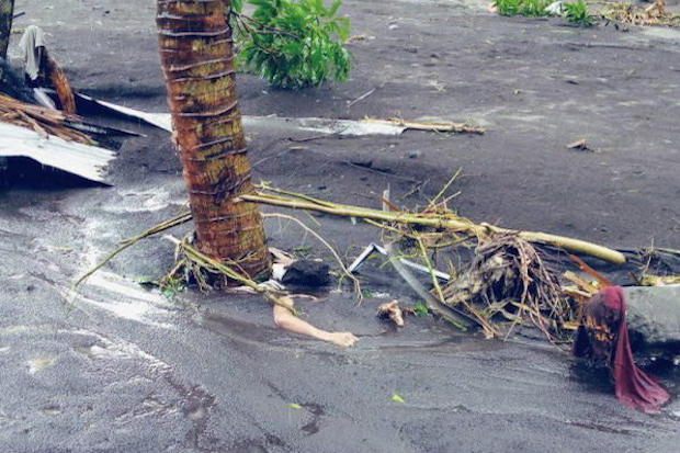 Một thi thể bị chôn vùi trong bùn do chuồi đất - hậu quả của cơn bão Goni ở tỉnh Albay. Ảnh: Reuters