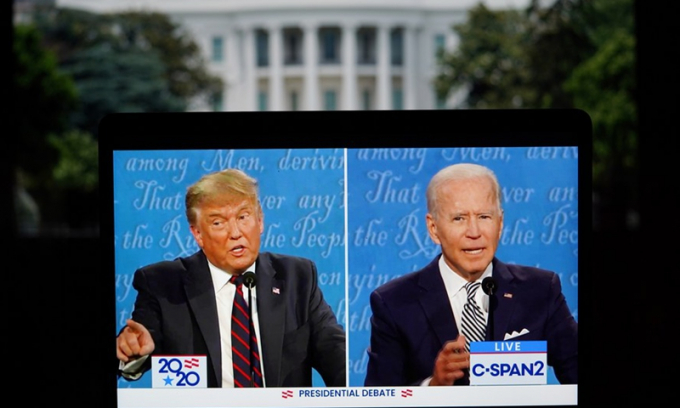 Hình ảnh hai ứng cử viên Donald Trump và Joe Biden tranh luận lần đầu tiên bị các chuyên gia Trung Quốc chỉ trích gay gắt. Ảnh: Xinhua