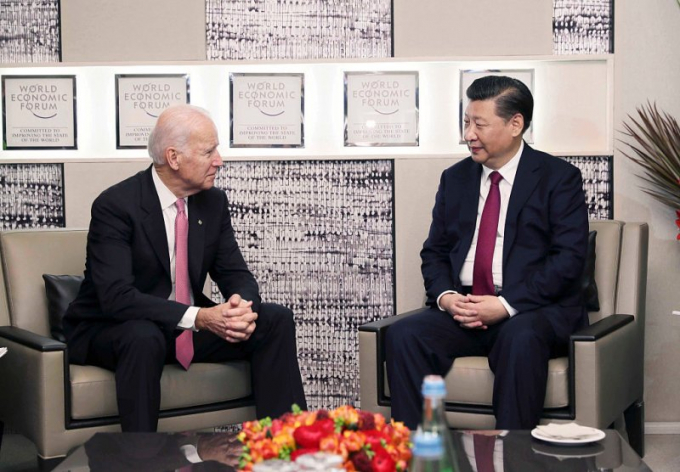 Phó Tổng thống Mỹ Joe Biden và Chủ tịch Trung Quốc Tập Cận Bình gặp nhau tại Hội nghị Davos, Thụy Sỹ ngày 17/1/2017. Ảnh: Xinhua