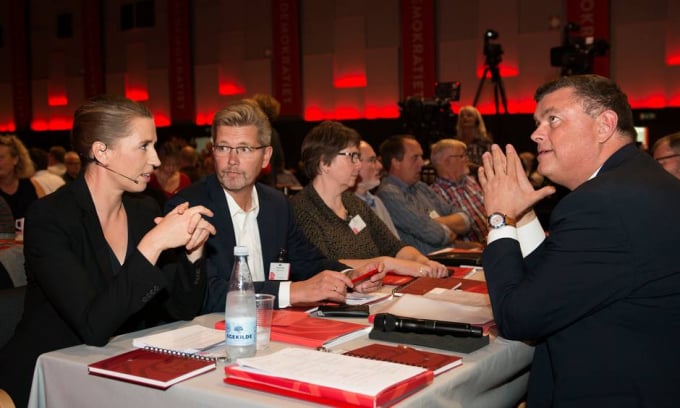 Thủ tướng Mette Frederiksen và Bộ trưởng Nông nghiệp Đan Mạch Mogens Jensen (bìa phải) tại một cuộc họp đối phó đại dịch Covid-19, trước khi ông Jensen mất chức. Ảnh: JP