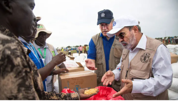 Giám đốc điều hành WFP, David Beasley (giữa) đi thị sát tình hình phân phát hàng cứu trợ tại Nam Sudan. Ảnh: WFP