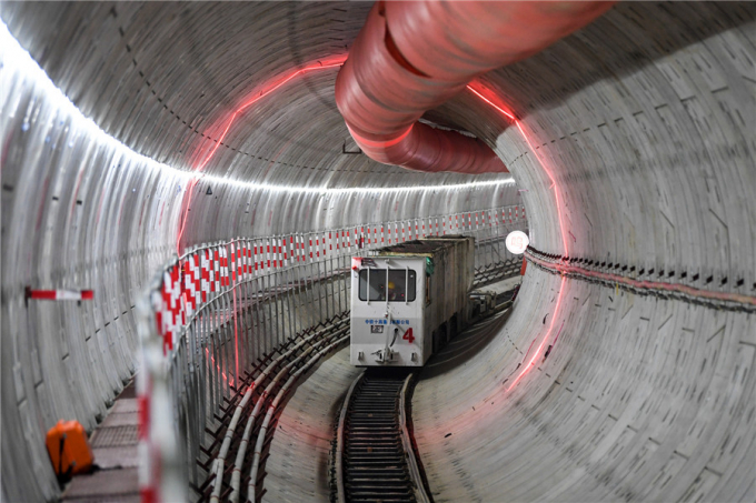 Một kỹ thuật viên đang vận hành cỗ máy trong đường hầm tại công trường xây dựng tuyến tàu điện ngầm Tô Châu, tỉnh Giang Tô, ngày 7 tháng 12 năm 2020. 7/Tuyến tàu điện ngầm này có tổng chiều dài 41,25 km, dự kiến ​​sẽ vận hành thử nghiệm vào tháng 12 năm 2023. Ảnh: Tân Hoa xã