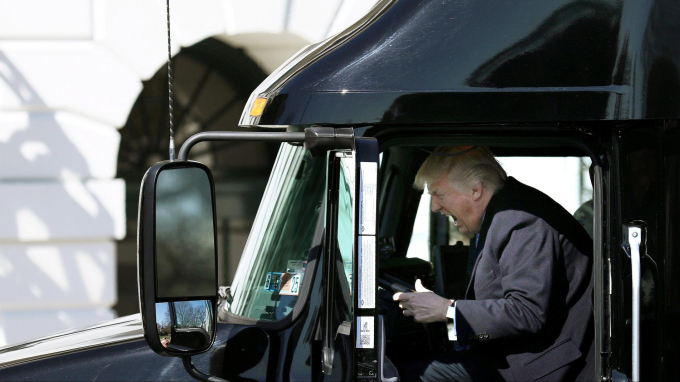 Ông Trump 'trình diễn' màn lái xe tải hồi năm 2017. Ảnh: Reuters