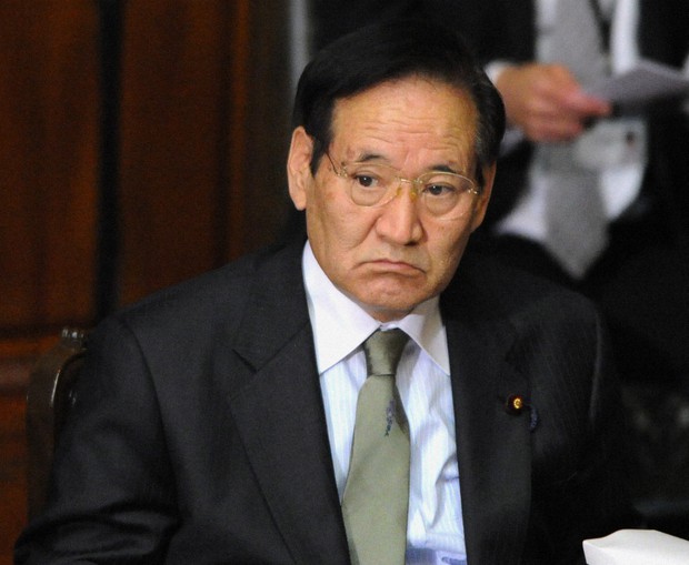  Cựu Bộ trưởng Nông nghiệp Koya Nishikawa cũng tuyên bố từ chức hôm 8/12. Ảnh: Mainichi