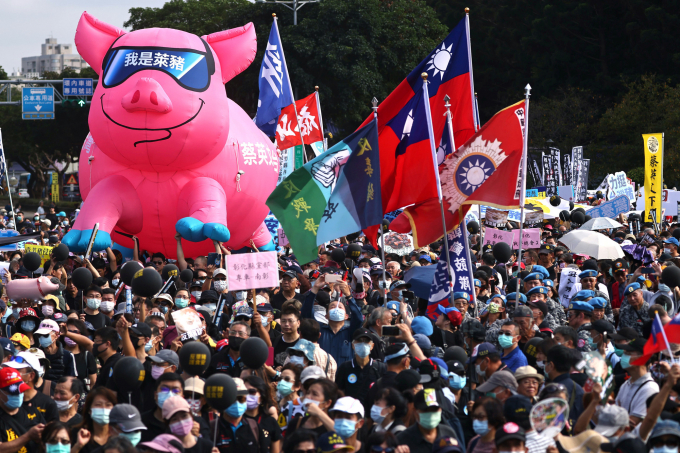 Các nhà lãnh đạo đảng đối lập KMT kêu gọi người biểu tình xuống đường phản đối lệnh tái nhập khẩu và tẩy chay thịt lợn của Mỹ hồi tháng trước vì có chất tạo nạc. Ảnh: Reuters