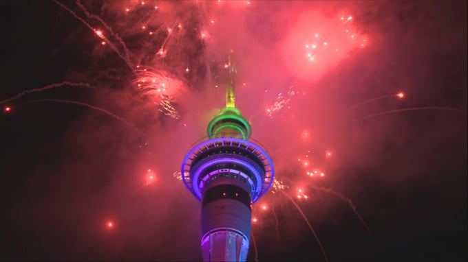 New Zealand là một trong những quốc gia đầu tiên trên thế giới bước sang năm mới 2021 (lúc 18h ngày 31/12 -giờ Hà Nội). Trong ảnh, pháo hoa được bắn tại thủ đô Auckland. Ảnh: Metro