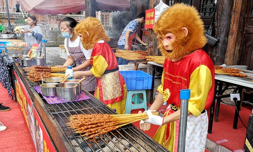 Người bán món thịt cừu xiên nướng tại một danh thắng ở thành phố Trùng Khánh. Ảnh: IC