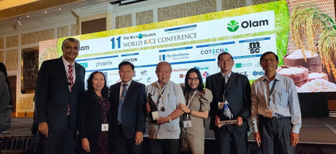 Kỹ sư Hồ Quang Cua (thứ hai từ phải qua) và đoàn Việt Nam nhận danh hiệu vô địch năm 2019 ở Philippines. Ảnh: The Rice Trader