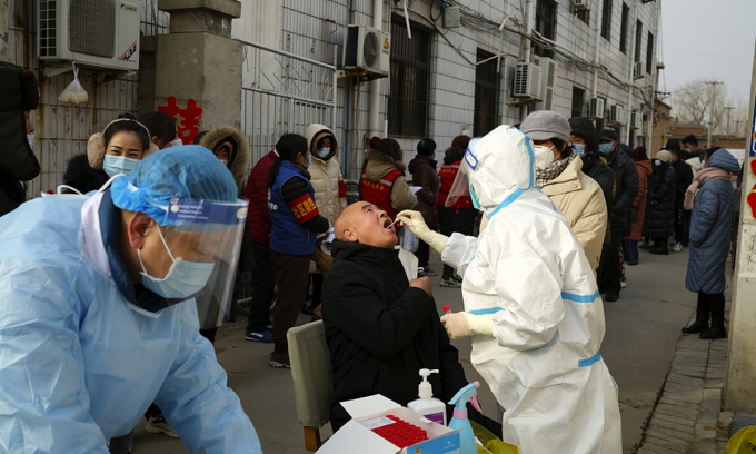 Lực lượng nhân viên y tế lấy mẫu xét nghiệm cho người dân ở tỉnh Hà Bắc hôm 14/1. Ảnh: GlobalTimes