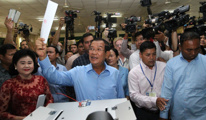 Thủ tướng Campuchia Hun Sen đi bỏ phiếu trong cuộc bầu cử hồi tháng 7 năm 2018. Ảnh: KT