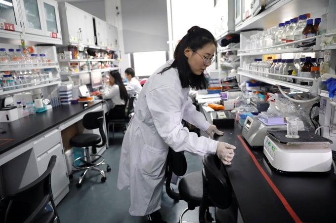 Nhóm nghiên cứu thuộc Viện Hàn lâm khoa học Trung Quốc tại phòng thí nghiệm. Ảnh: Malay Mail