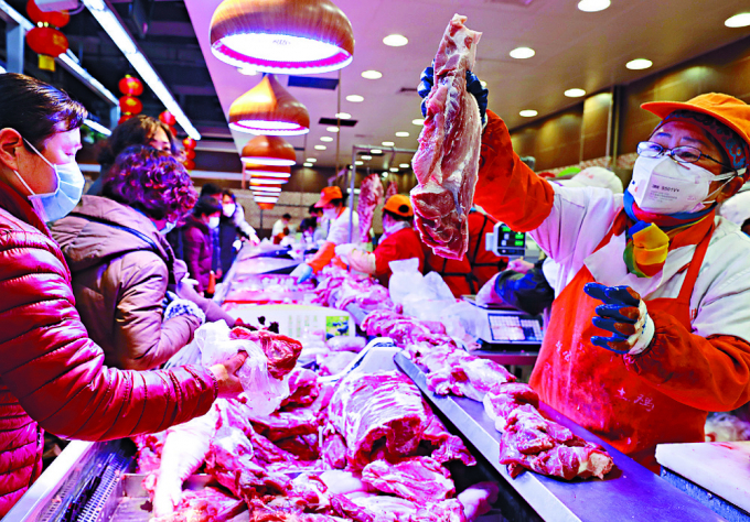Bất chấp sản lượng thịt tăng, giá thịt lợn đã tăng đáng kể bắt đầu từ cuối tháng 11 năm 2020 và gần bằng mức cao kỷ lục dịp Tết Nguyên đán năm 2019. Ảnh: Thestandard