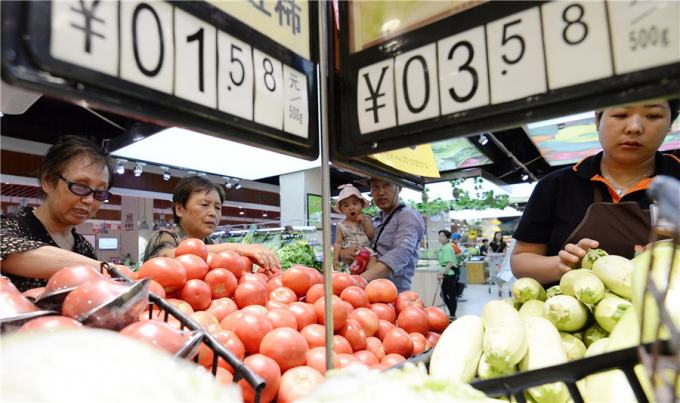 Người tiêu dùng Trung Quốc mua rau tại siêu thị ở thành phố Hàm Đan, tỉnh Hà Bắc. Ảnh: China Daily