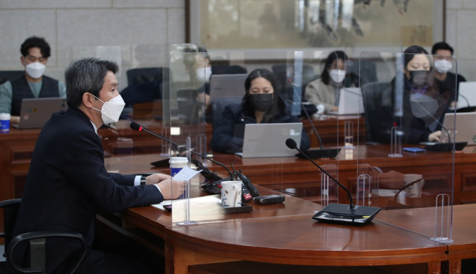 Bộ trưởng Bộ Thống nhất Hàn Quốc Lee In-young trả lời các câu hỏi tại cuộc họp báo đầu năm 2021. Ảnh: KRT