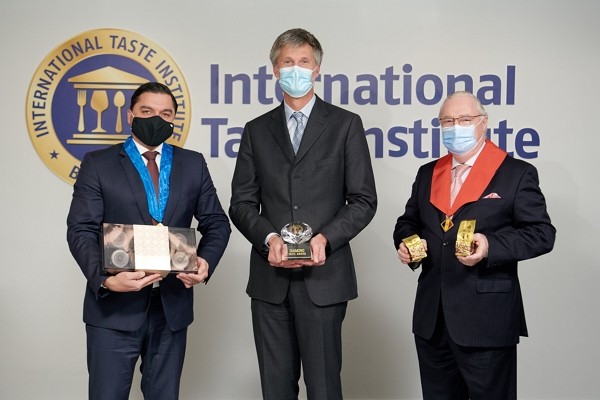 Đại diện các nhà sản xuất trà Đài Loan nhận phần thưởng. Ảnh: ITI