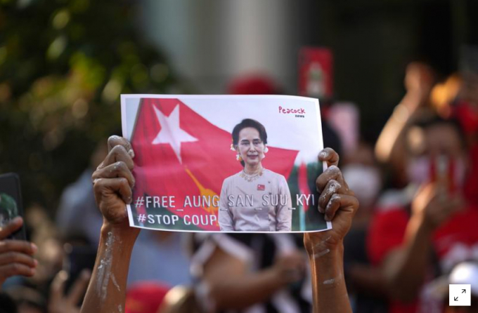 Hiện vẫn chưa rõ tung tích của bà Suu Kyi, 75 tuổi và các nhà lãnh đạo đảng NLD, trong khi quân đội không đưa ra bất cứ thông tin nào về việc các nhân vật này đang bị giam giữ ở đâu hoặc trong điều kiện nào. Ảnh: RT