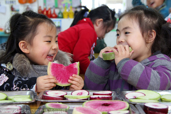 Ở nhiều nơi tại Trung Quốc, người dân vẫn theo phong tục 'ăn khai xuân' vào ngày Lập xuân để lấy may như bánh cape, nem, hoặc vài miếng dưa hấu, cà rốt.