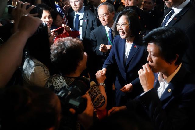 Bà Thái Anh Văn bắt tay người ủng hộ ở New York trong chuyến công du Mỹ- chuyến đi khiến Bắc Kinh giận dữ vào ngày 11/7/2019. Ảnh: Reuters