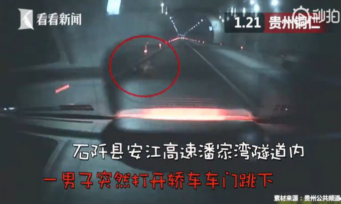 Hình ảnh trích xuất từ camera giao thông cho thấy, người đàn ông nhảy ra khỏi ô tô đang di chuyển trên đường cao tốc. Ảnh: KNews screen