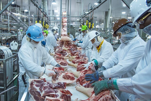Các nhà sản xuất và doanh nghiệp đóng gói thịt lớn thế giới tiếp tục gặp khó khăn do đại dịch Covid-19 khiến thị trường thịt năm nay thêm khó lường. Ảnh: RT