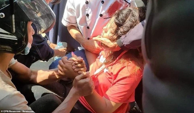 Hình ảnh thiếu nữ 19 tuổi bất tỉnh nhân sự sau khi trúng đạn. Ảnh: BBC
