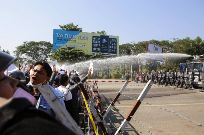 Bạo lực đổ máu đã xảy ra giữa lực lượng biểu tình và cảnh sát chống bạo động Myanmar. Ảnh: DW  