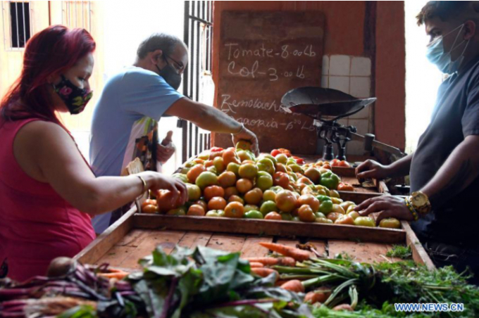 Người dân Cuba mua rau quả tại một khu chợ tư nhân ở thủ đô Havana hôm 12 tháng 2 năm 2021. Ảnh: Joaquin Hernandez