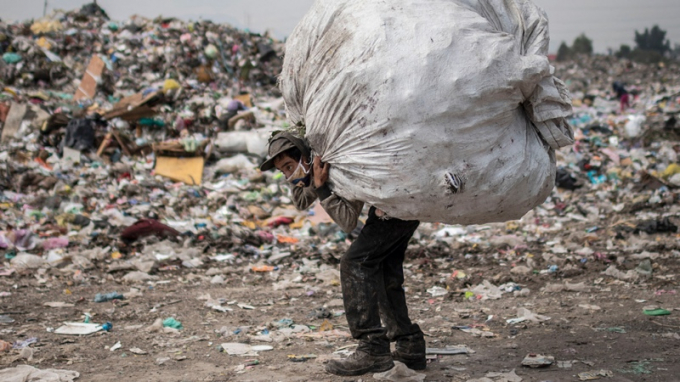 Một người vô gia cư ở Trung Mỹ làm nghề thu gom phế thải. Ảnh: DM