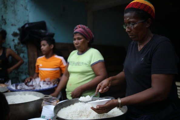 Khoảng 8 triệu người ở Trung Mỹ đang thiếu đói phải trông chờ vào các bữa ăn phát chẩn của các tổ chức cứu trợ. Ảnh: Reliefweb