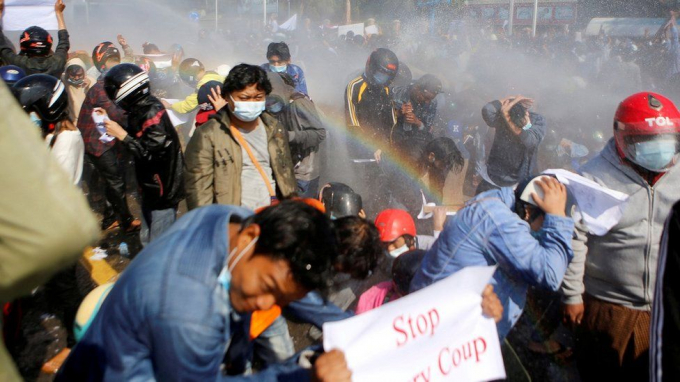 Chính quyền quân sự Myanmar bị cáo buộc xả súng thẳng vào đám đông biểu tình hôm 28/2 làm ít nhất 18 người chết. Ảnh: BBC