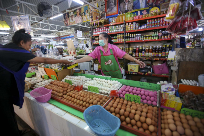 Giá bán lẻ trứng tại Thái Lan hiện đã thấp hơn cả giá thành sản xuất của nông dân khiến ngành chăn nuôi gia cầm lao đao. Ảnh: Pattarapong Chatpattarasill