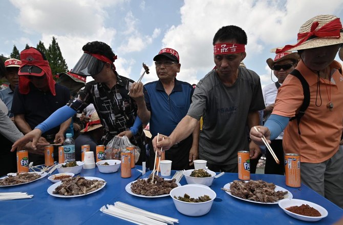 Nông dân Hàn Quốc vẫn thường tổ chức những cuộc liên hoan sử dụng thịt chó như một món ăn khoái khẩu. Ảnh: AFP