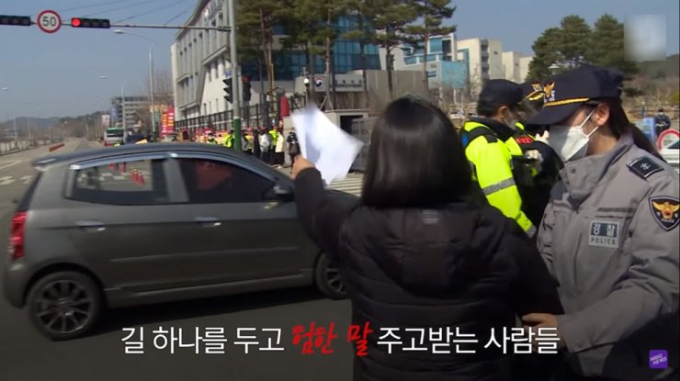 Va chạm giữa hai phe chống và ủng hộ thịt chó trên đường phố Seoul hôm 9/3/2021 khiến cảnh sát phải can thiệp. Ảnh: KRT